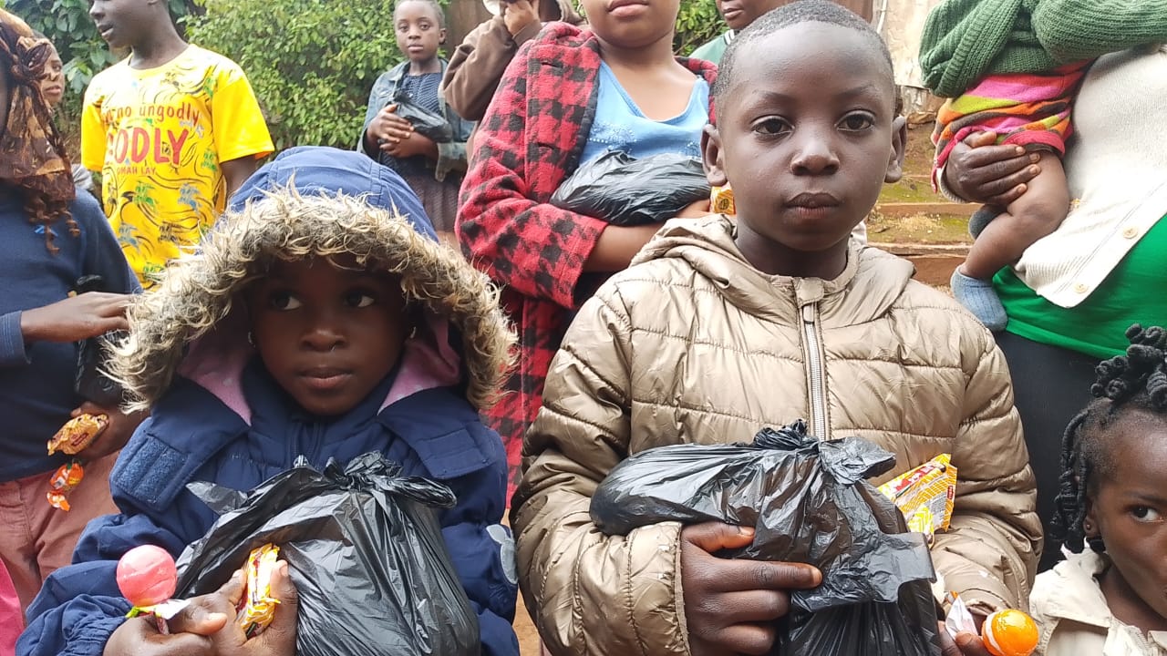 Enfants tenant leurs colis lors d'une précédente distribution du Bon Refuge
