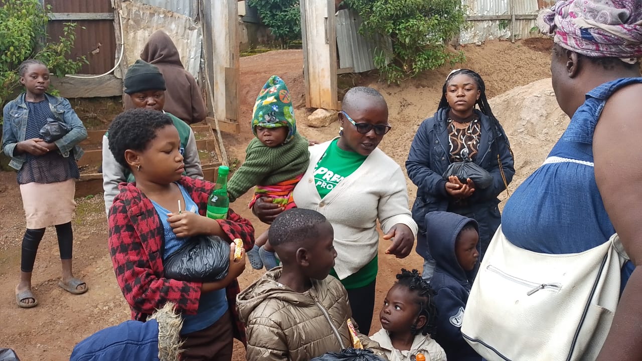 Martine et l'équipe du Bon Refuge lors d'une distribution solidaire